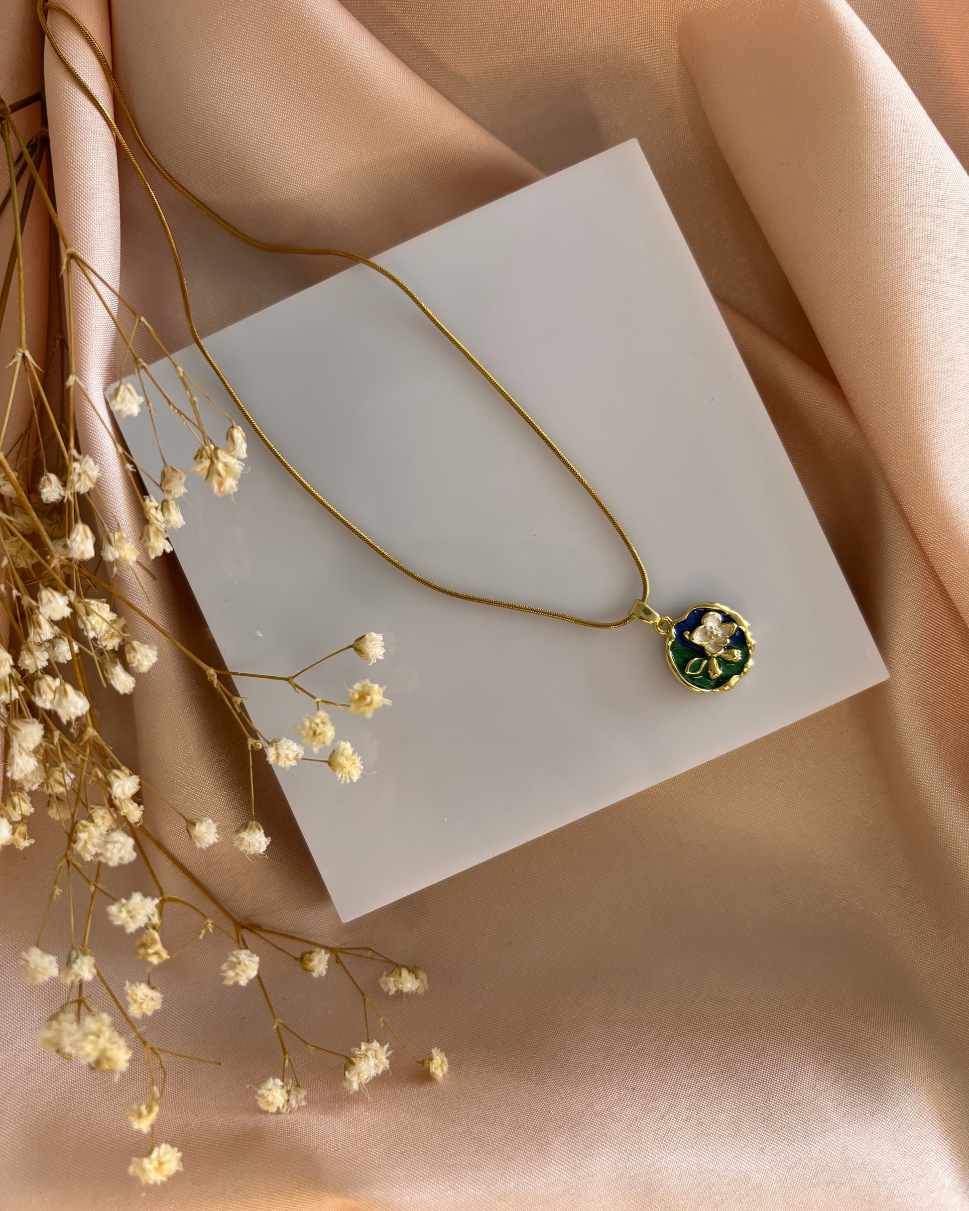 💚💙 Verdora – Mavi & Yeşil Çiçekli Minimal Kolye | Floravibe Koleksiyonu