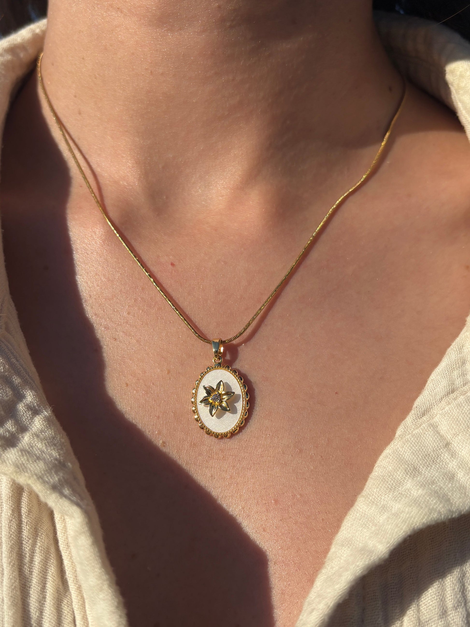 🤍 Claira – Beyaz Çiçekli Minimal Kolye | Floravibe Koleksiyonu