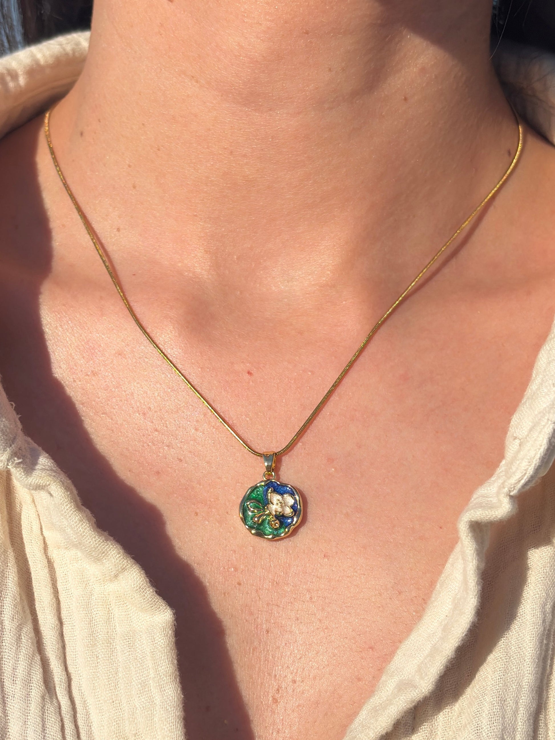 💚💙 Verdora – Mavi & Yeşil Çiçekli Minimal Kolye | Floravibe Koleksiyonu