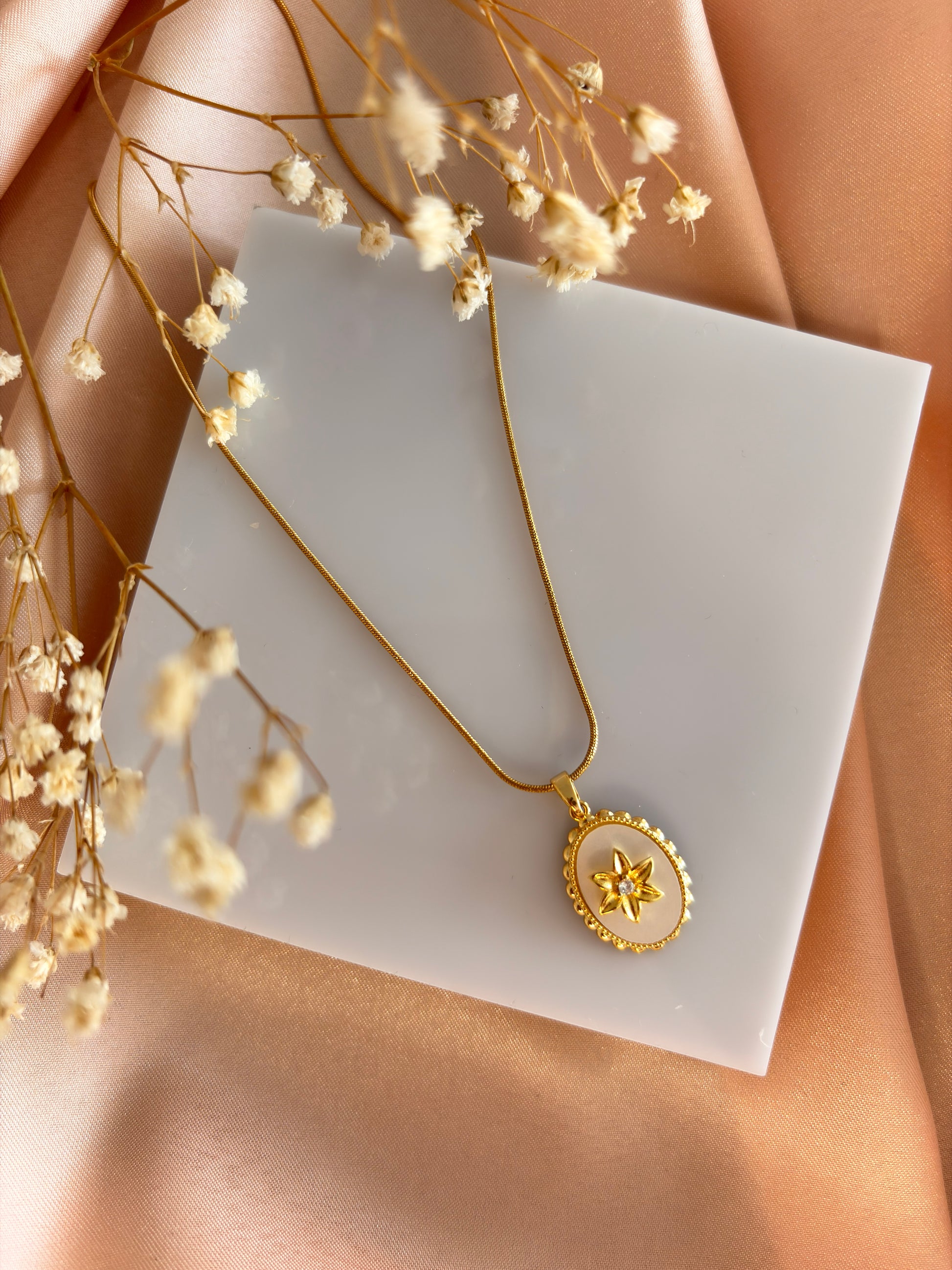 🤍 Claira – Beyaz Çiçekli Minimal Kolye | Floravibe Koleksiyonu