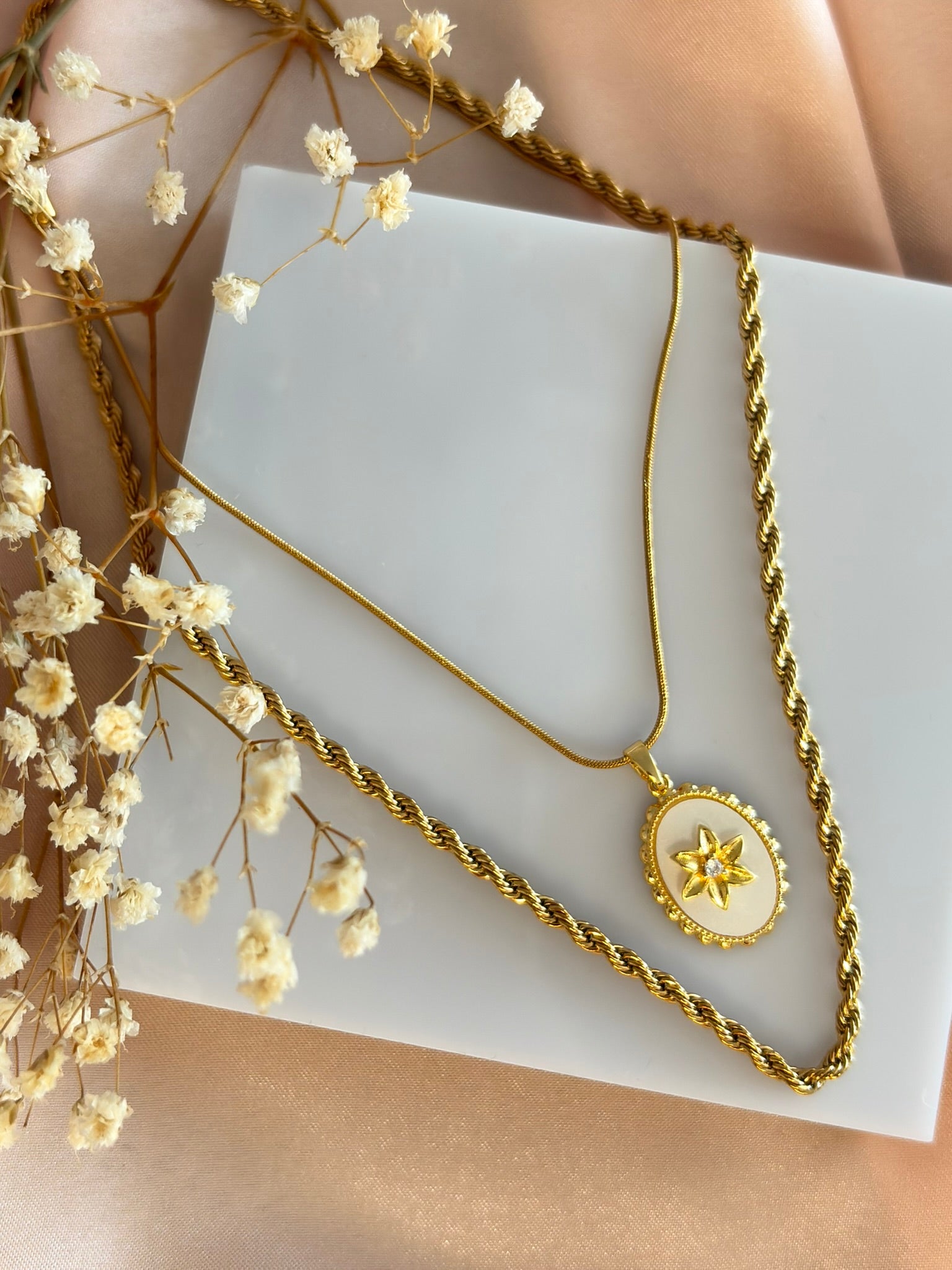 🤍 Claira – Beyaz Çiçekli Minimal Kolye | Floravibe Koleksiyonu