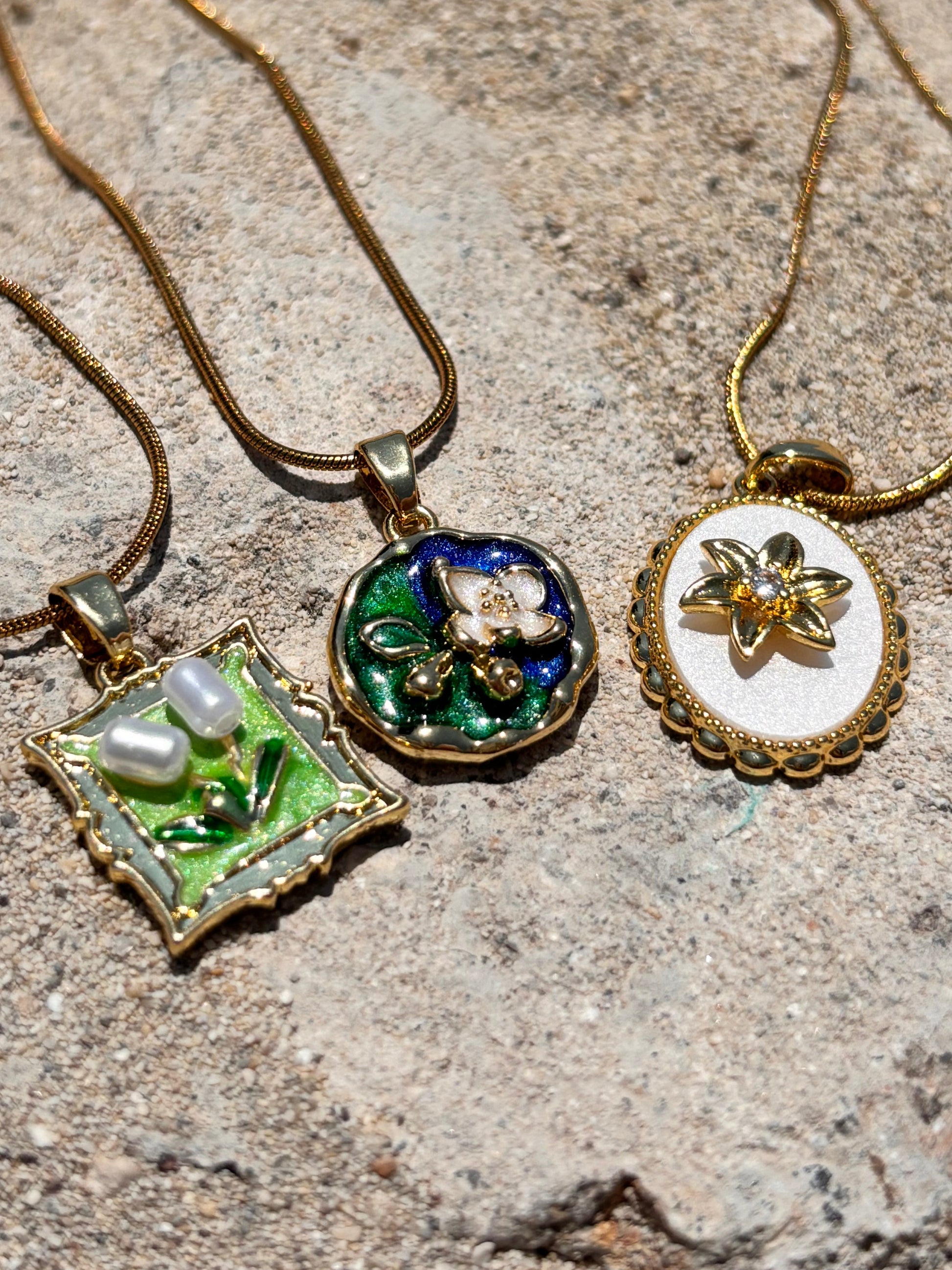 💚💙 Verdora – Mavi & Yeşil Çiçekli Minimal Kolye | Floravibe Koleksiyonu