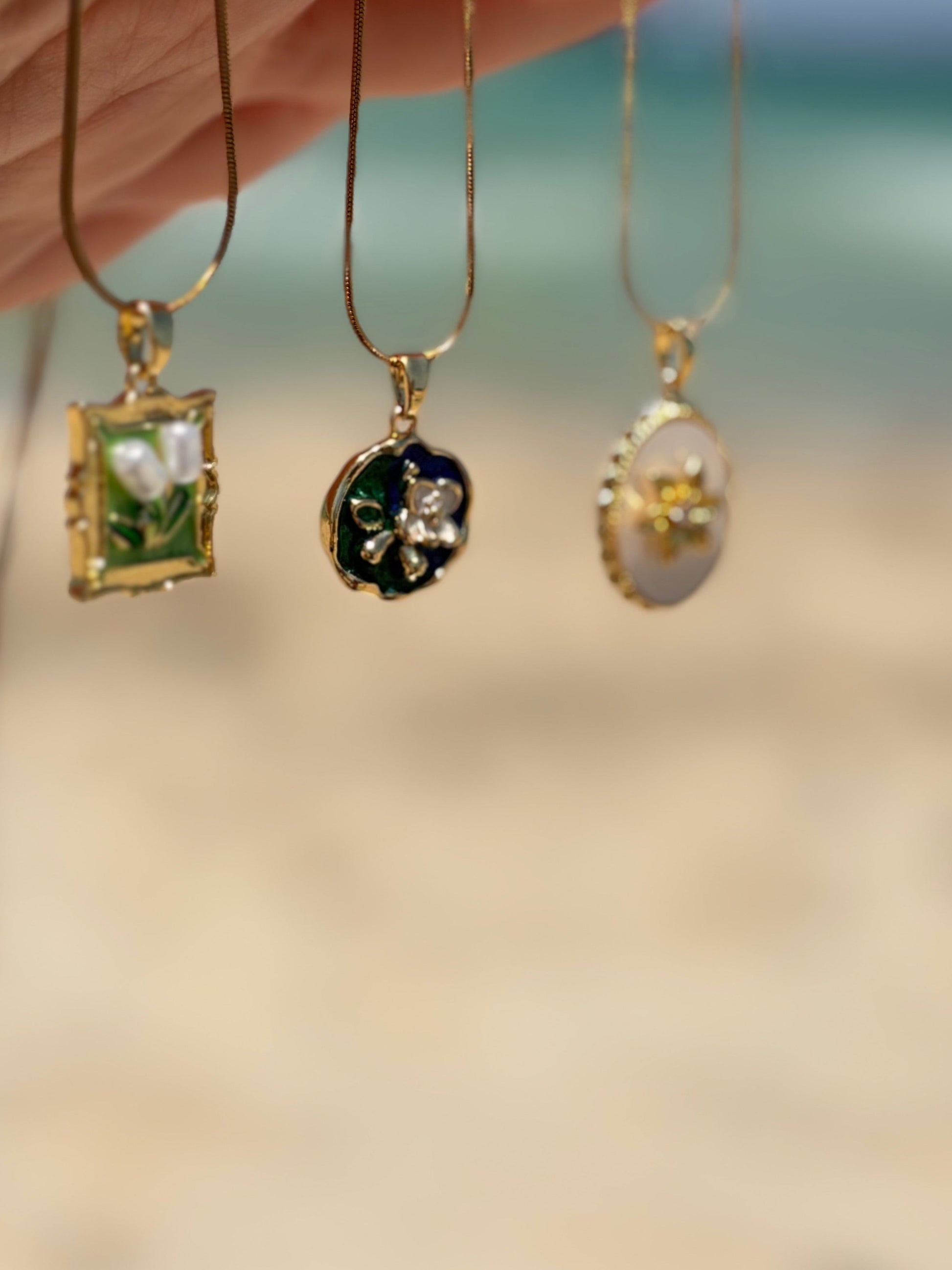 💚💙 Verdora – Mavi & Yeşil Çiçekli Minimal Kolye | Floravibe Koleksiyonu