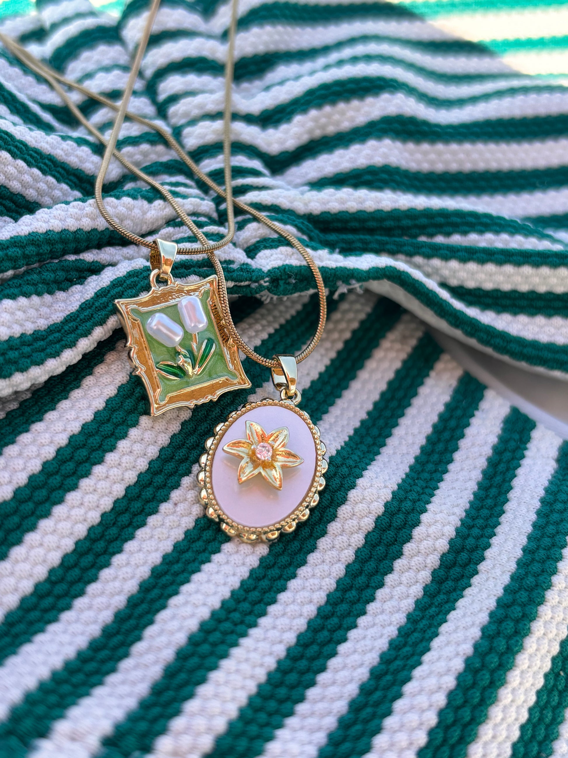 🌿 Mireva – Yeşil Çiçekli Minimal Kolye | Floravibe Koleksiyonu