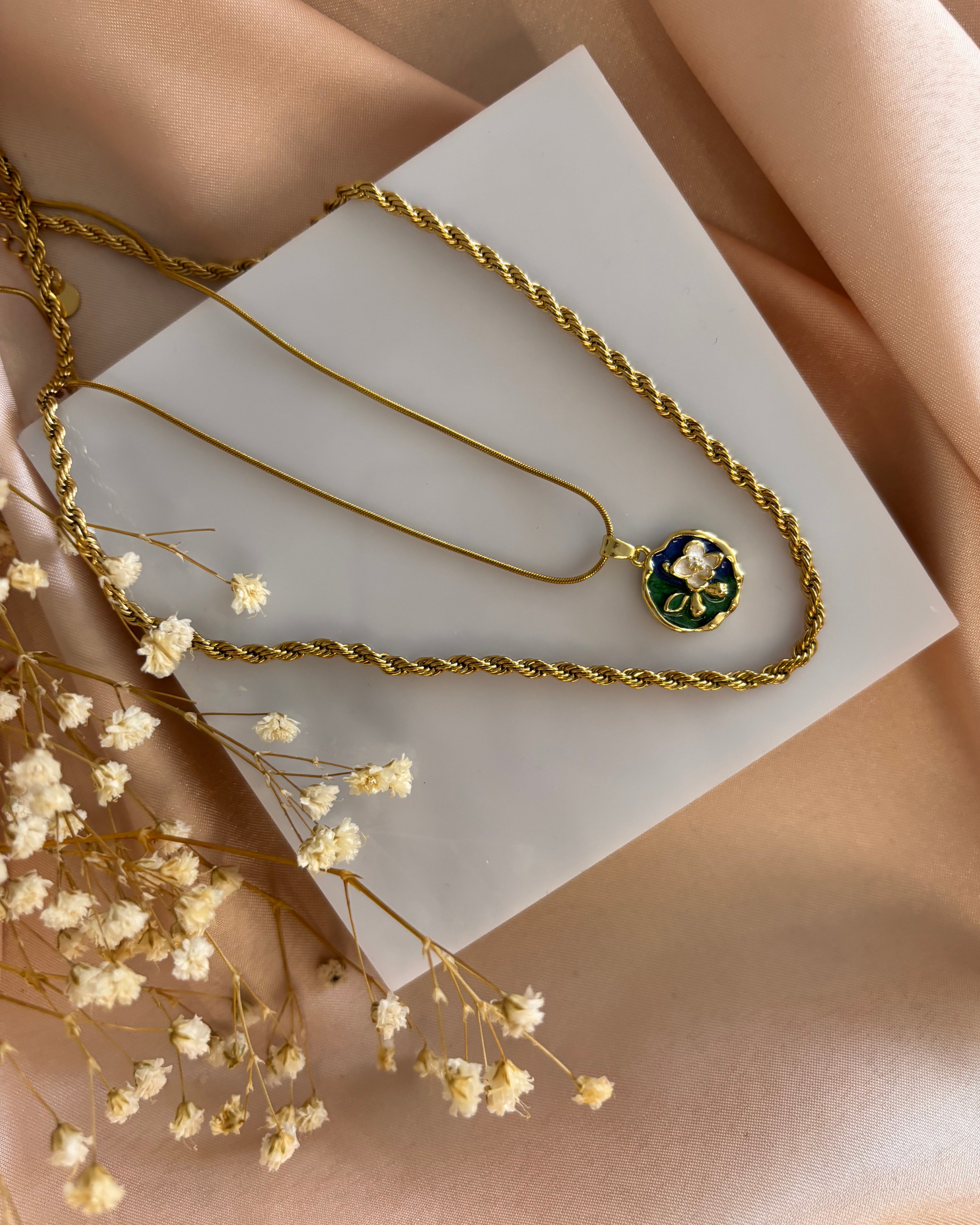 💚💙 Verdora – Mavi & Yeşil Çiçekli Minimal Kolye | Floravibe Koleksiyonu