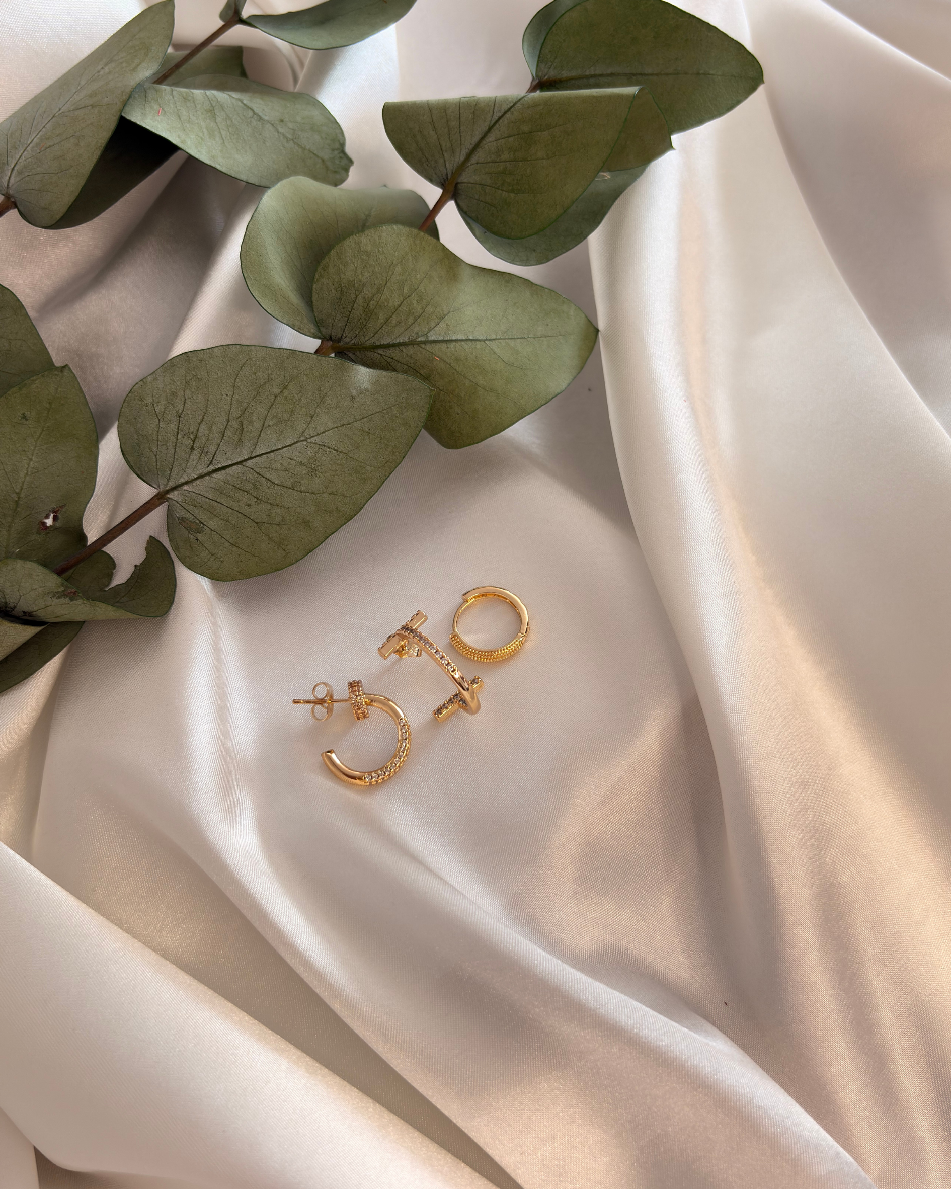 ✨ Gold Taşlı 3’lü Küpe Seti