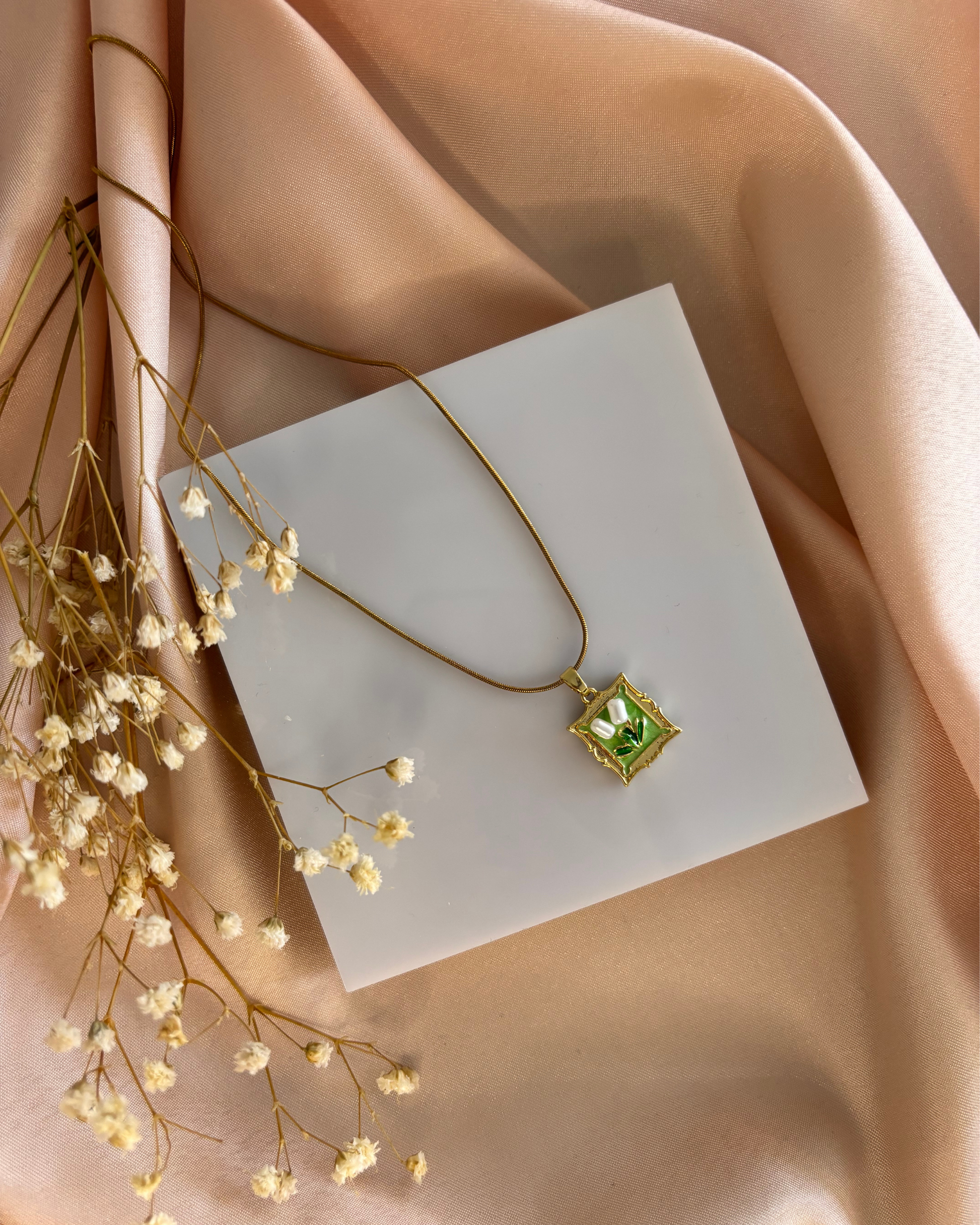 🌿 Mireva – Yeşil Çiçekli Minimal Kolye | Floravibe Koleksiyonu